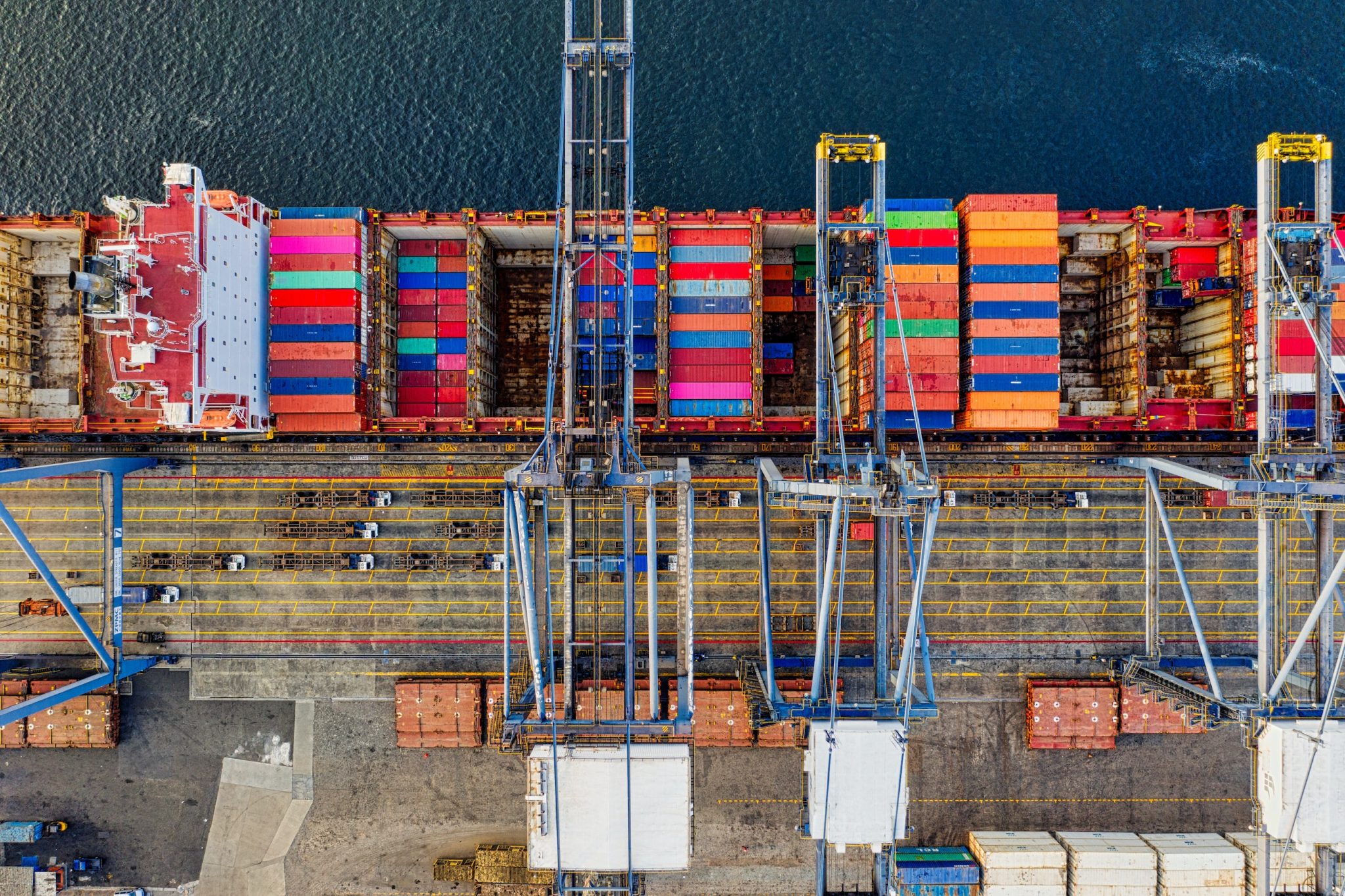 Colorful containers. Контейнеры в порту. Контейнер на рынке. Разгрузка в порту полетов. Товары в порту Евросоюза.